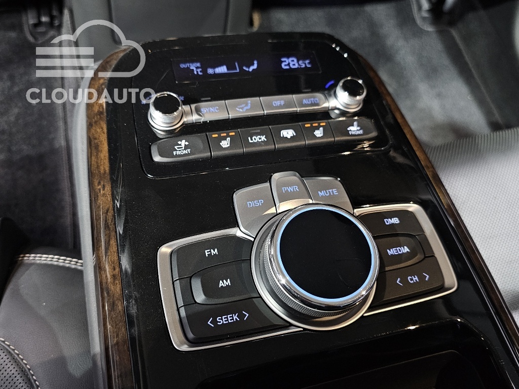 2019 Genesis G90 3.8 - Image 18