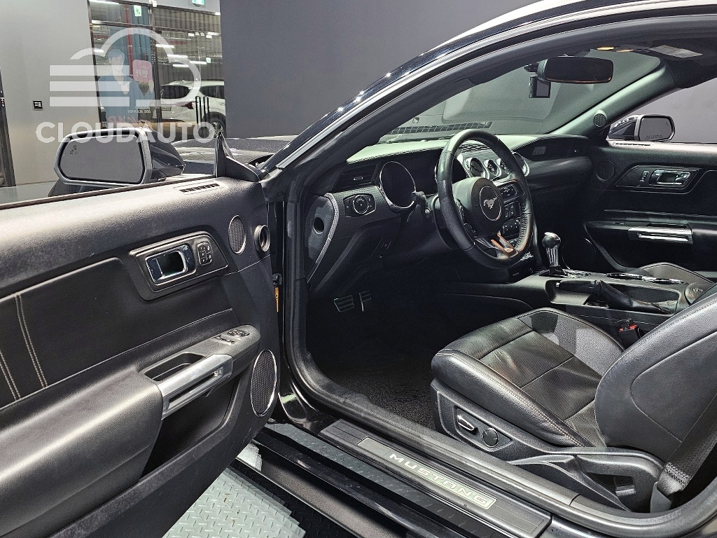 2016 Ford Mustang Coupe - Image 11