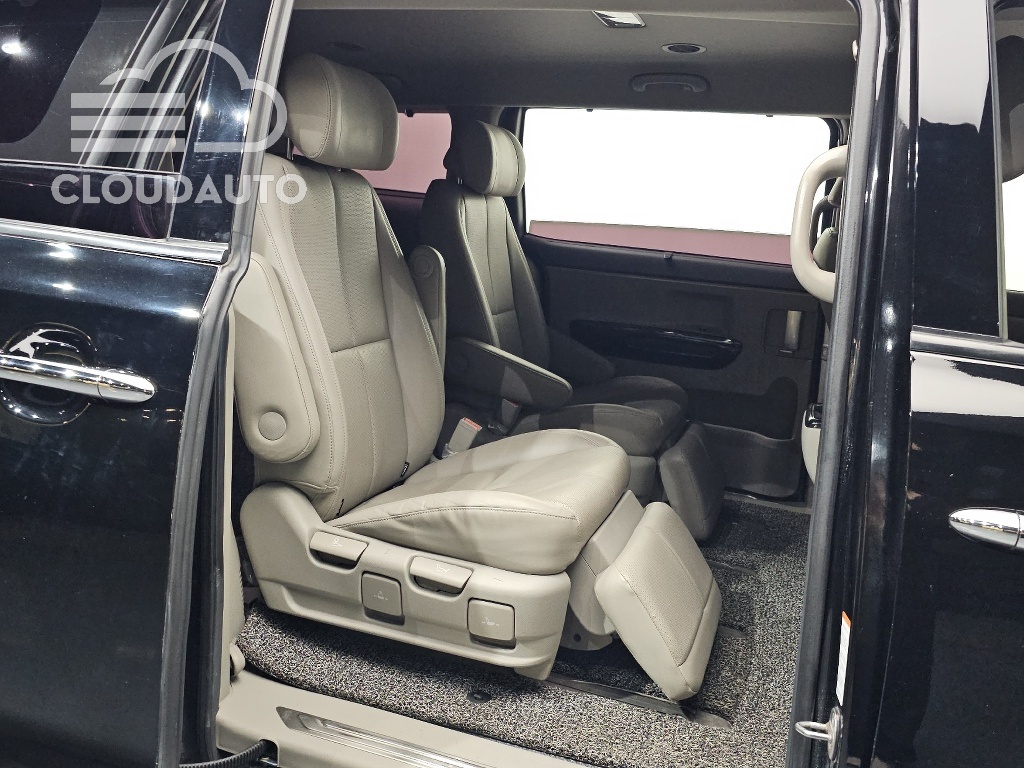 2018 Kia Carnival Gasoline 7 - Image 12