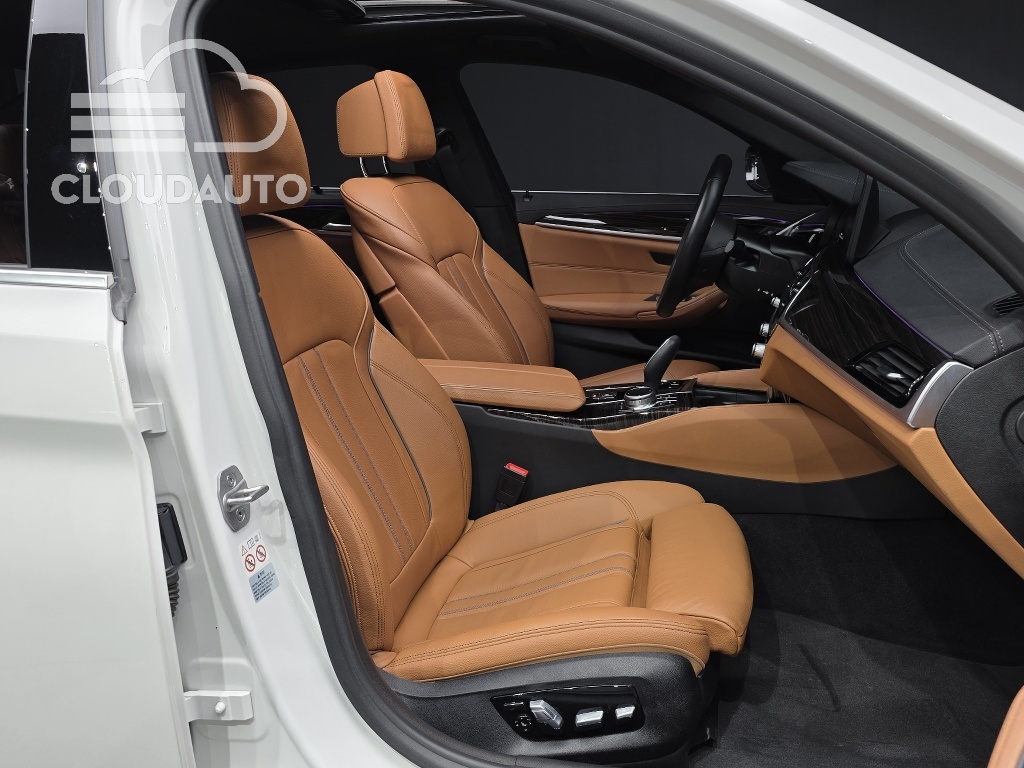 2022 BMW 5 Series 520i M Sports - Image 11