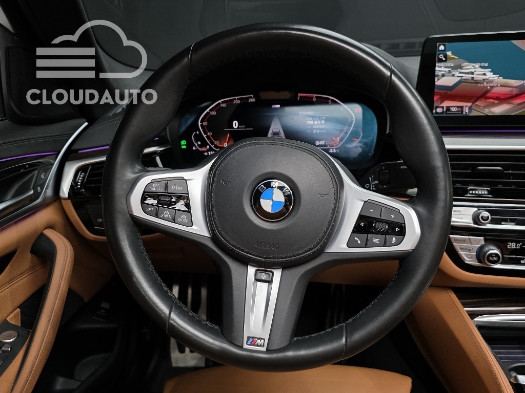 2022 BMW 5 Series 520i M Sports - Image 13
