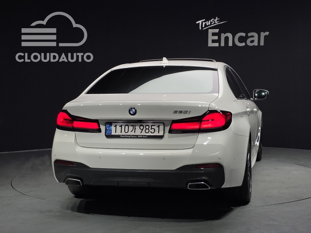 2022 BMW 5 Series 520i M Sports - Image 4
