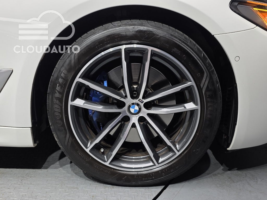 2022 BMW 5 Series 520i M Sports - Image 5