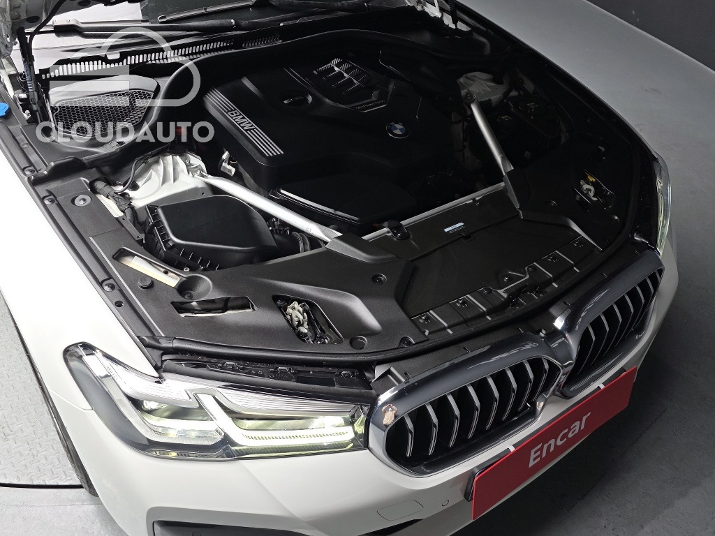 2022 BMW 5 Series 520i M Sports - Image 6