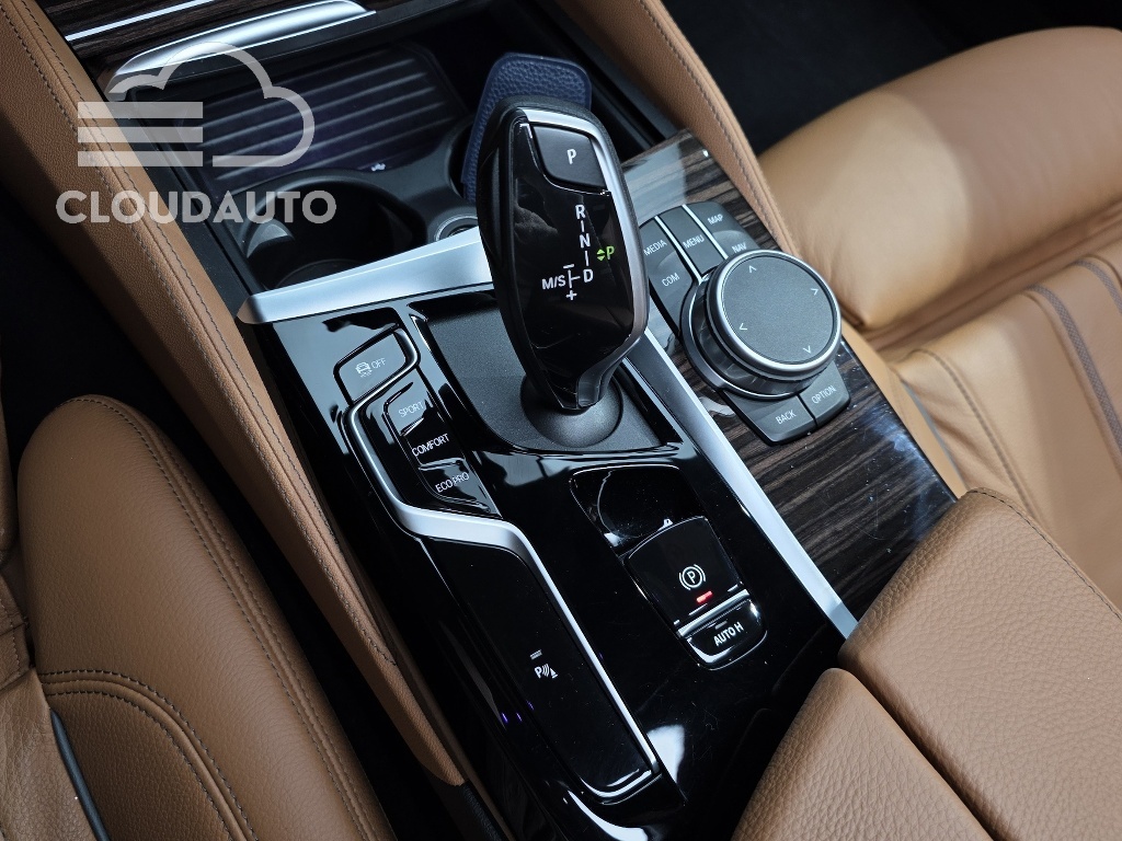 2022 BMW 5 Series 520i M Sports - Image 9