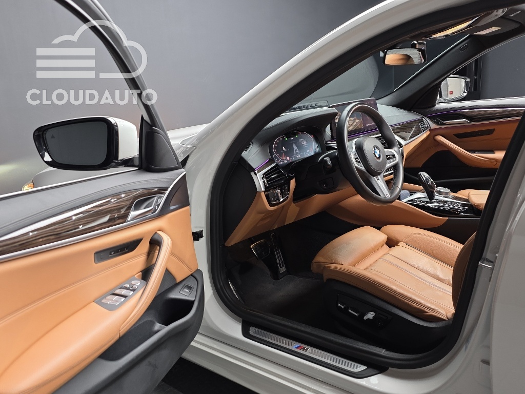 2022 BMW 5 Series 520i M Sports - Image 10