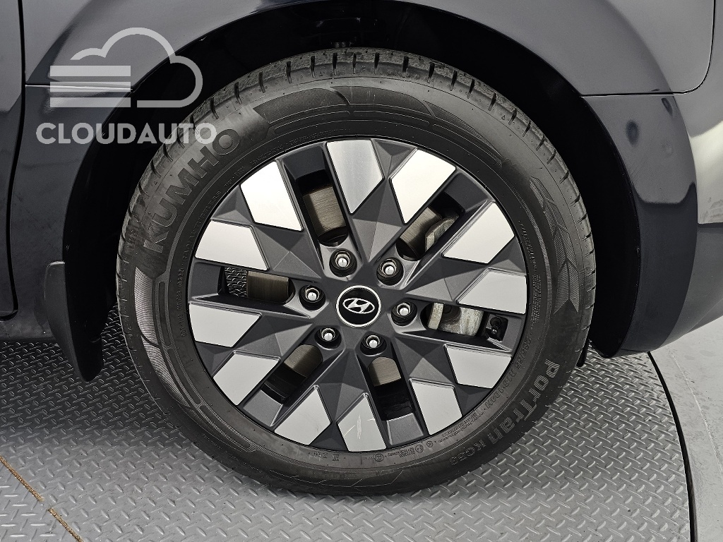 2022 Hyundai Staria 4WD 9 - Image 5