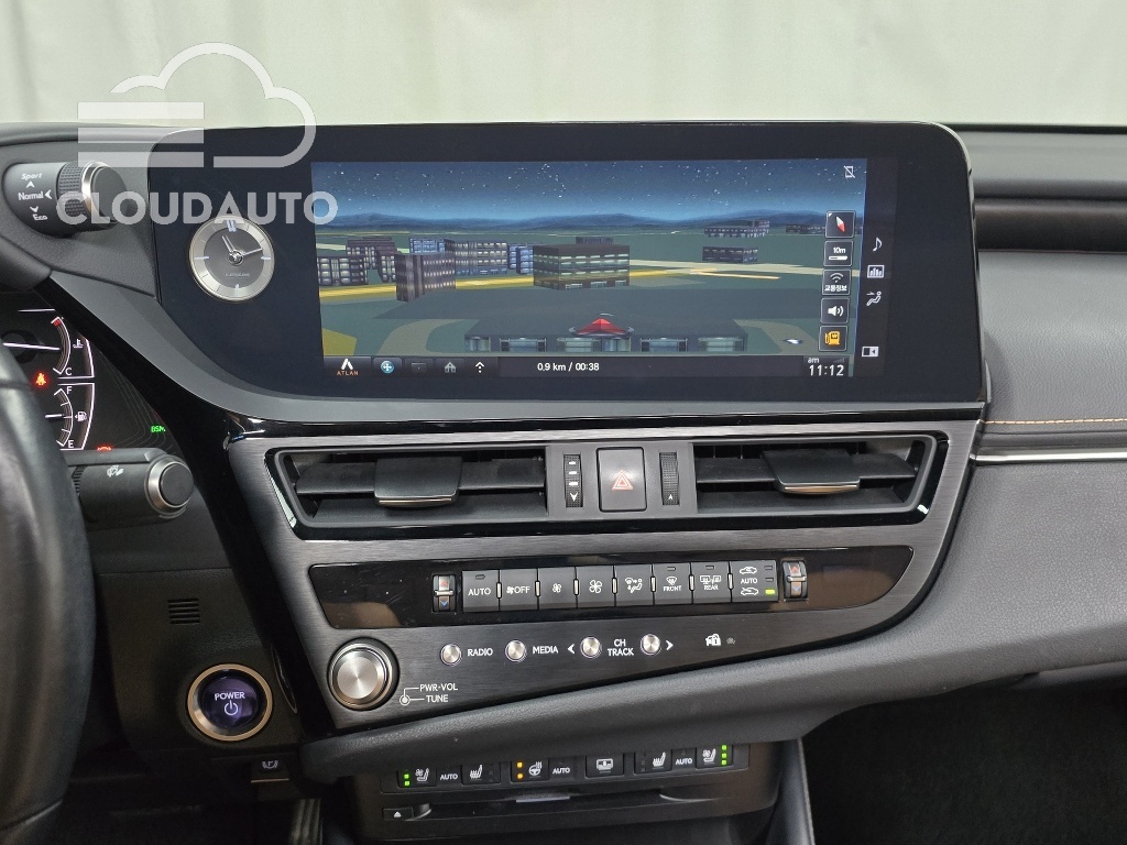 2022 Lexus ES300h Luxury Plus - Image 14