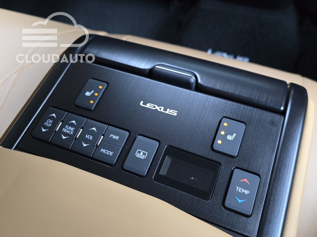 2022 Lexus ES300h Luxury Plus - Image 18