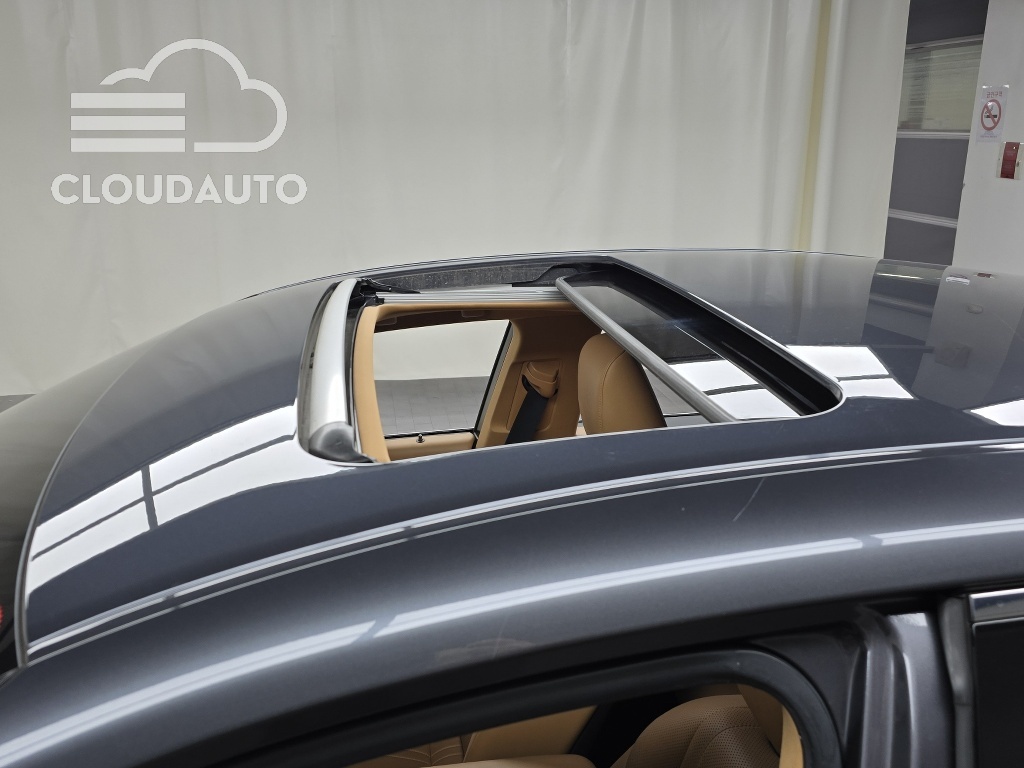2022 Lexus ES300h Luxury Plus - Image 19