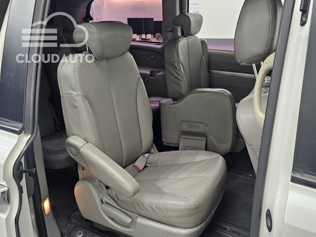 2013 Kia Carnival Grand GLX - Image 11