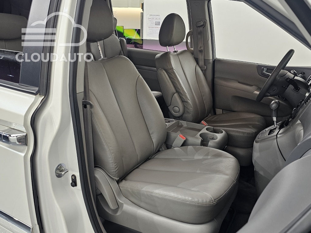 2013 Kia Carnival Grand GLX - Image 12