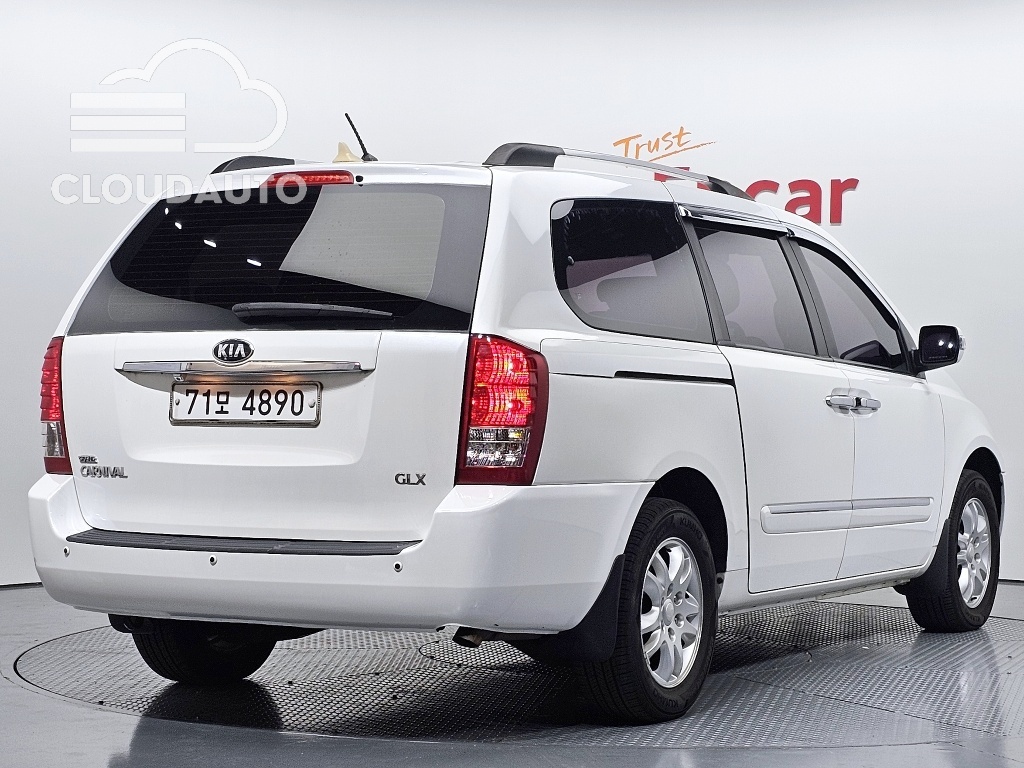 2013 Kia Carnival Grand GLX - Image 2
