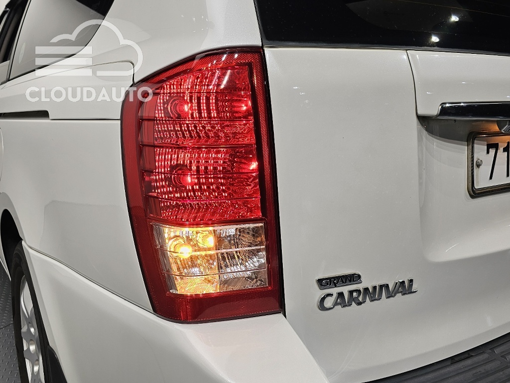 2013 Kia Carnival Grand GLX - Image 23