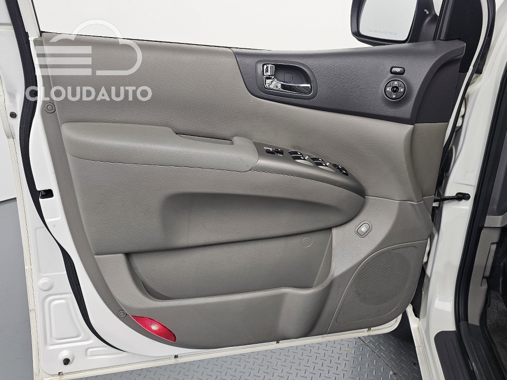 2013 Kia Carnival Grand GLX - Image 24