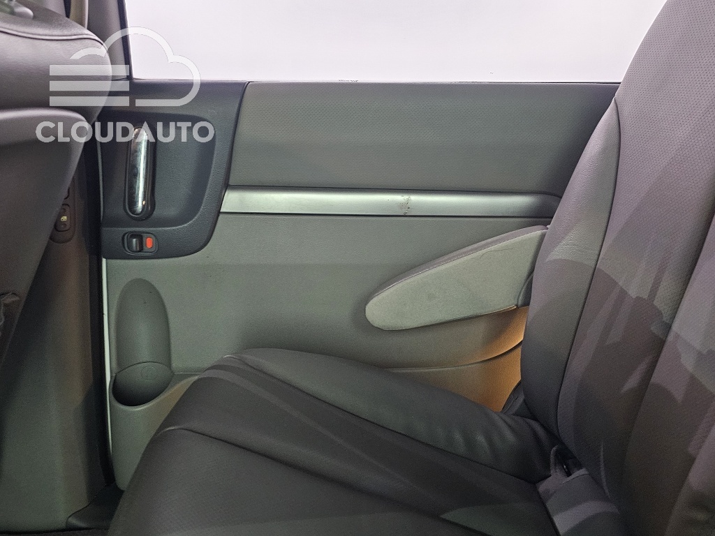 2013 Kia Carnival Grand GLX - Image 25