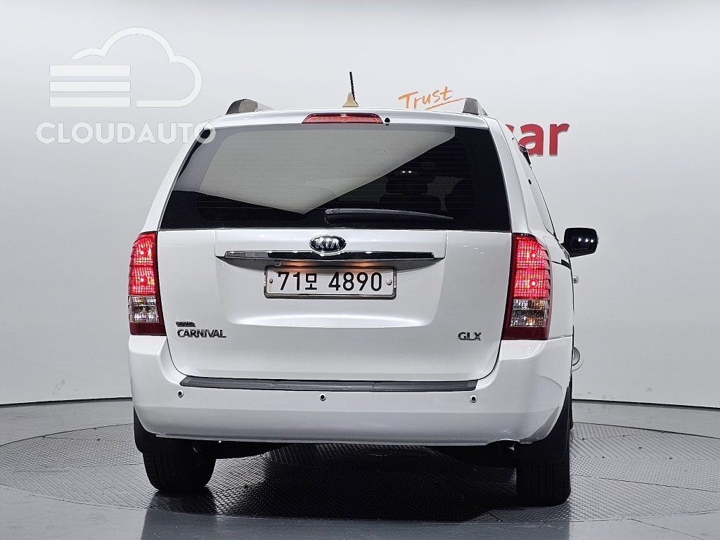 2013 Kia Carnival Grand GLX - Image 4