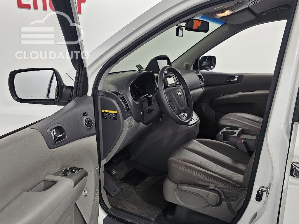 2013 Kia Carnival Grand GLX - Image 10