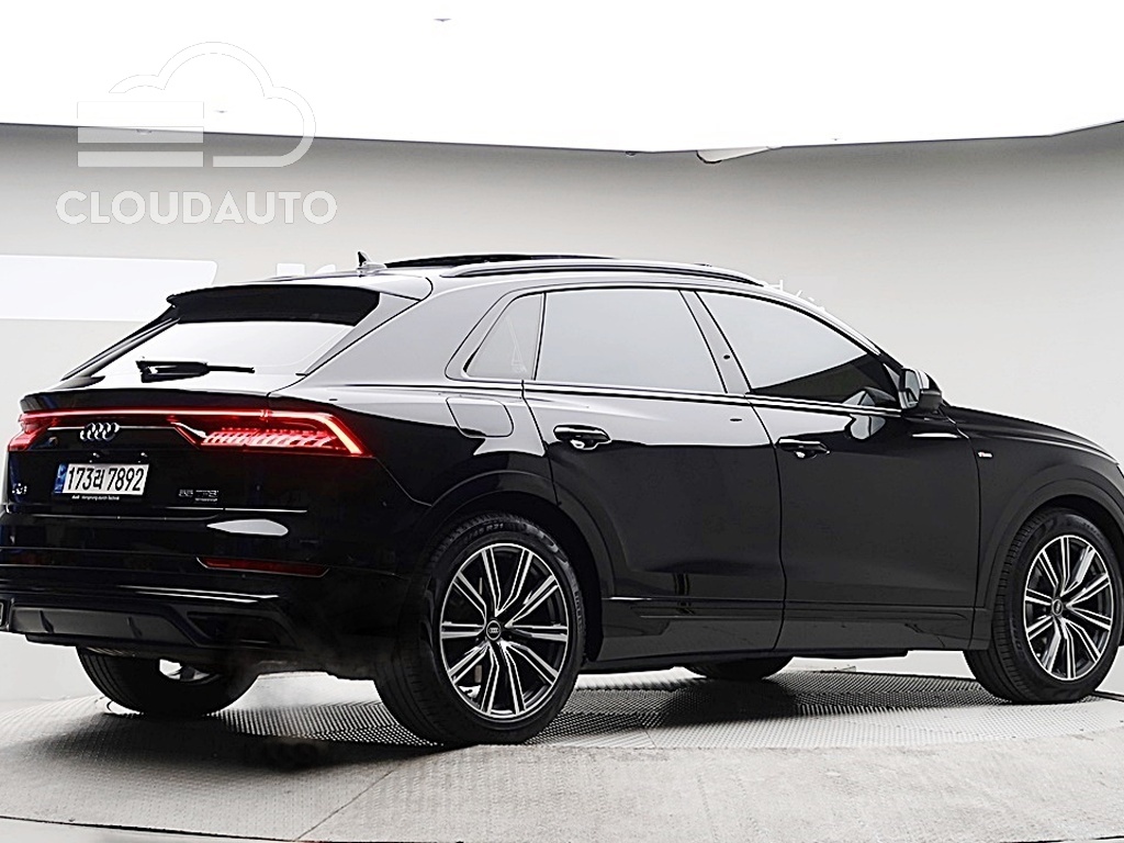 2021 Audi Q8 55 TFSI Premium - Image 4