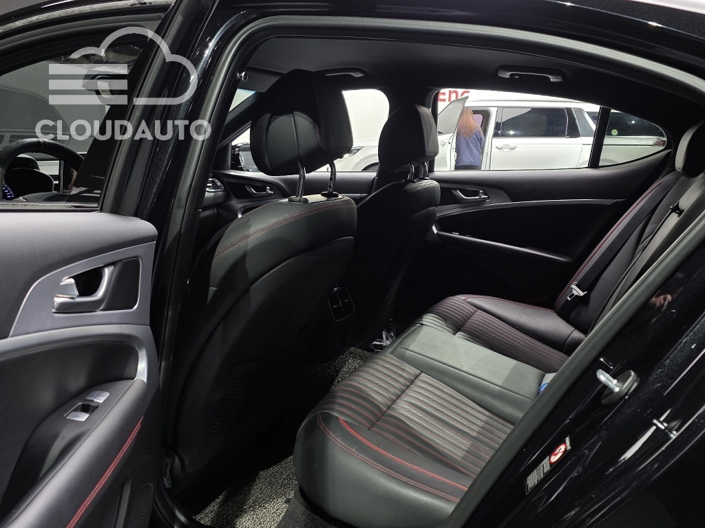 2020 Genesis G70 2.0T - Image 12