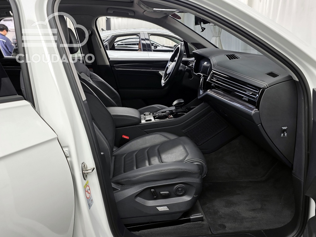 2021 Volkswagen Touareg 3.0 TDI Premium - Image 11