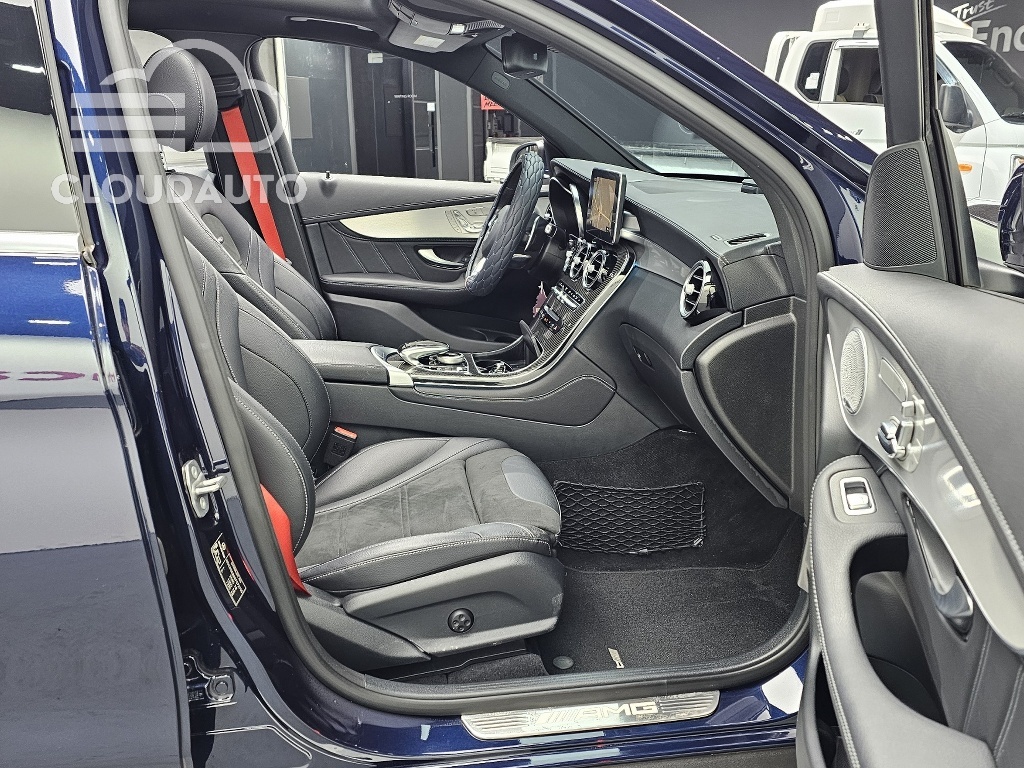 2019 Mercedes-Benz GLC AMG GLC63 4MATIC+ - Image 12