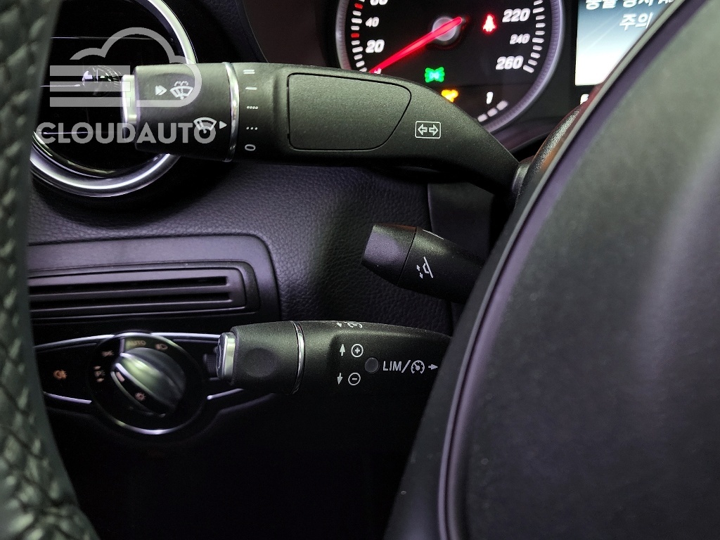 2016 Mercedes-Benz C-Class C200 - Image 19