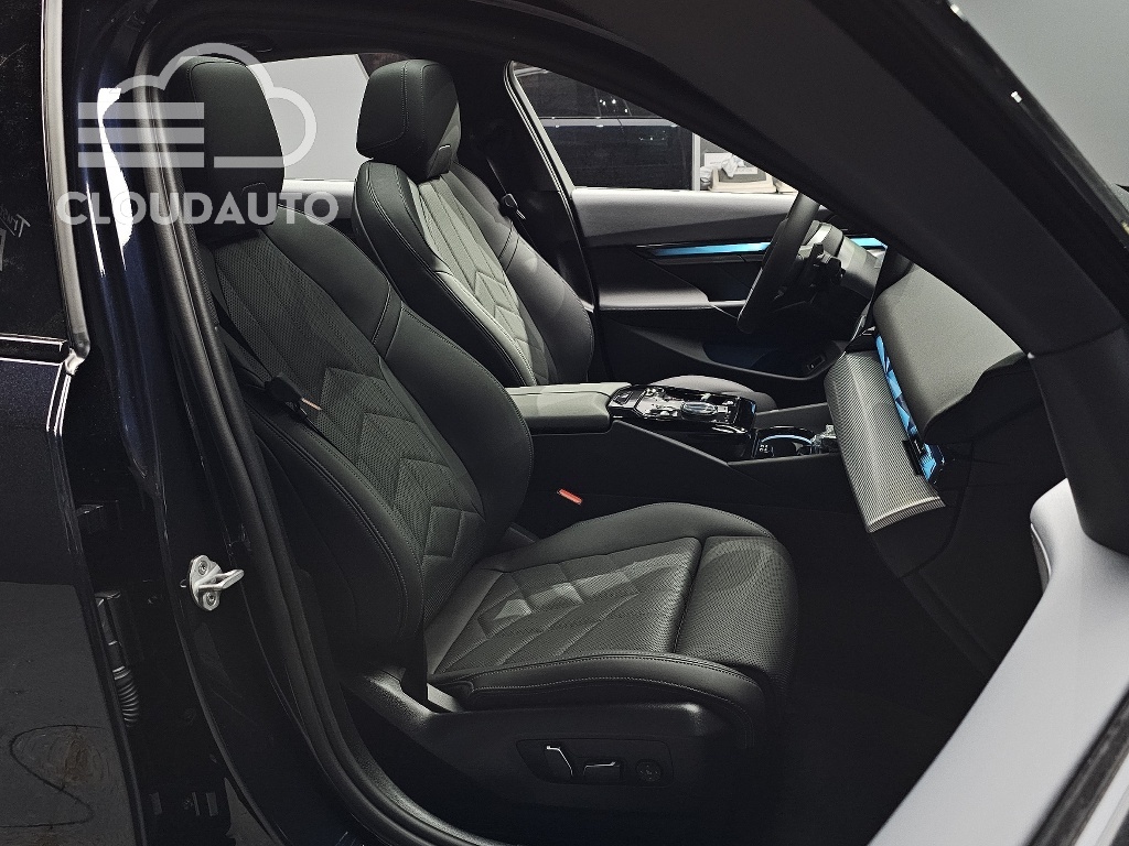 2025 BMW 5 Series 520i M Sports - Image 10