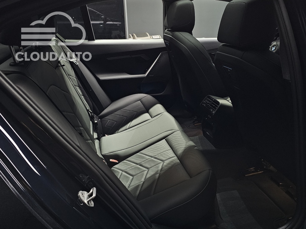 2025 BMW 5 Series 520i M Sports - Image 11