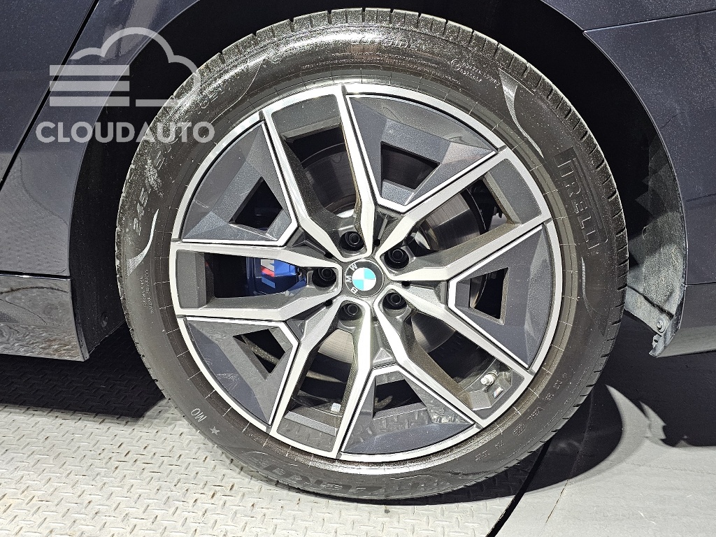 2025 BMW 5 Series 520i M Sports - Image 20