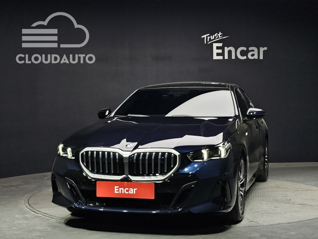 2025 BMW 5 Series 520i M Sports - Image 3