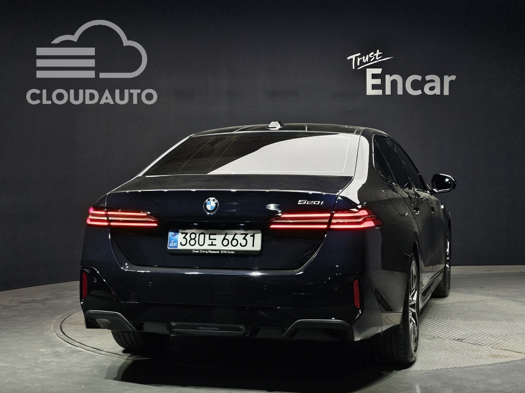 2025 BMW 5 Series 520i M Sports - Image 4