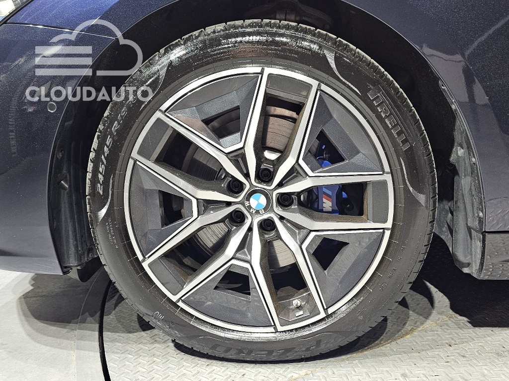 2025 BMW 5 Series 520i M Sports - Image 5