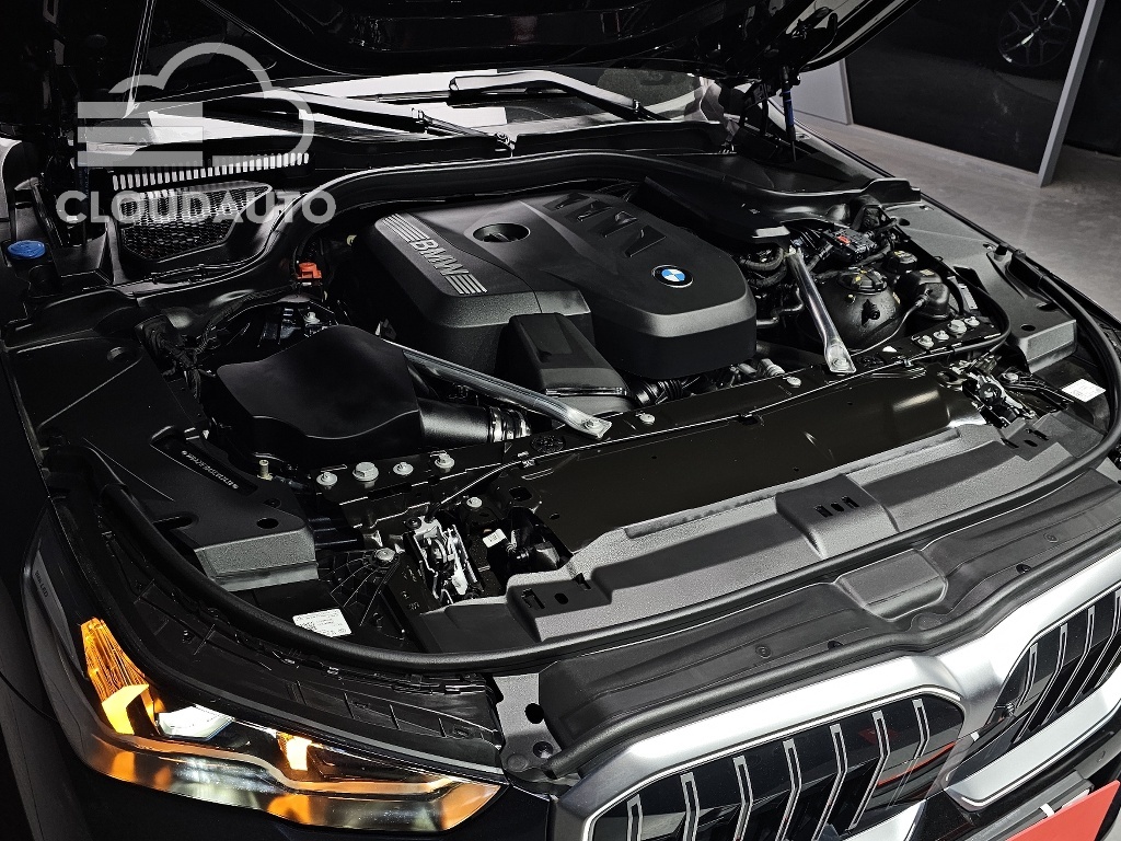 2025 BMW 5 Series 520i M Sports - Image 6