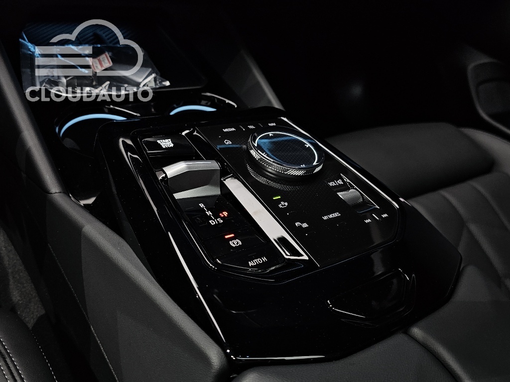 2025 BMW 5 Series 520i M Sports - Image 9