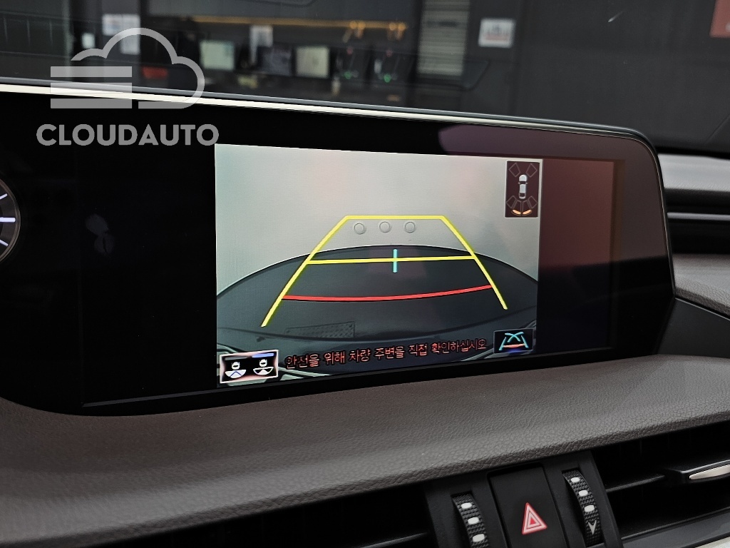 2019 Lexus ES300h Luxury Plus - Image 13