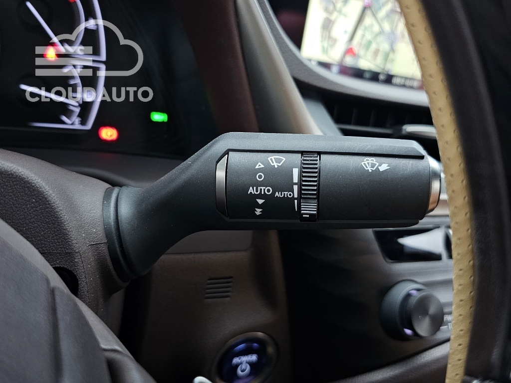 2019 Lexus ES300h Luxury Plus - Image 18