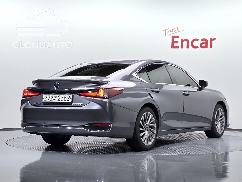 2019 Lexus ES300h Luxury Plus - Image 2