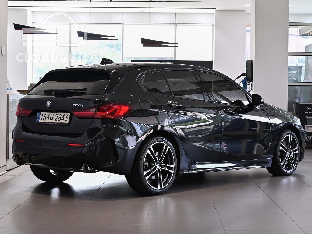 2024 BMW 1 Series 120i M Sports - Image 2