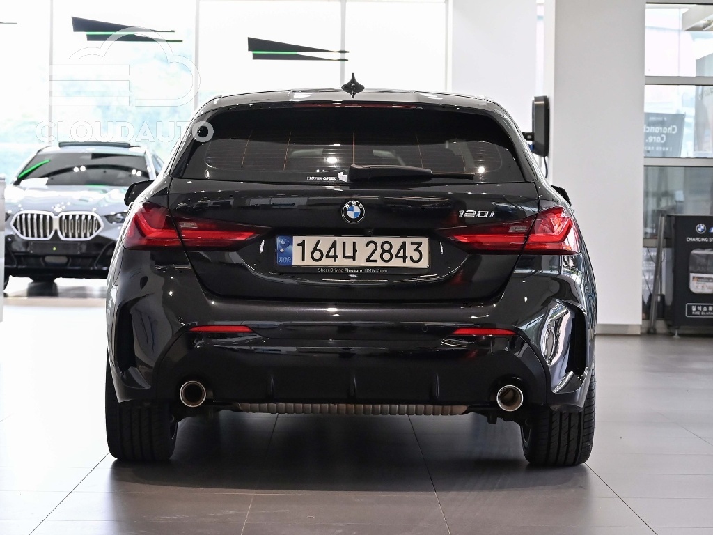 2024 BMW 1 Series 120i M Sports - Image 4
