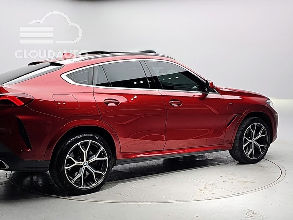 2021 BMW X6 xDrive40i M Sports - Image 4