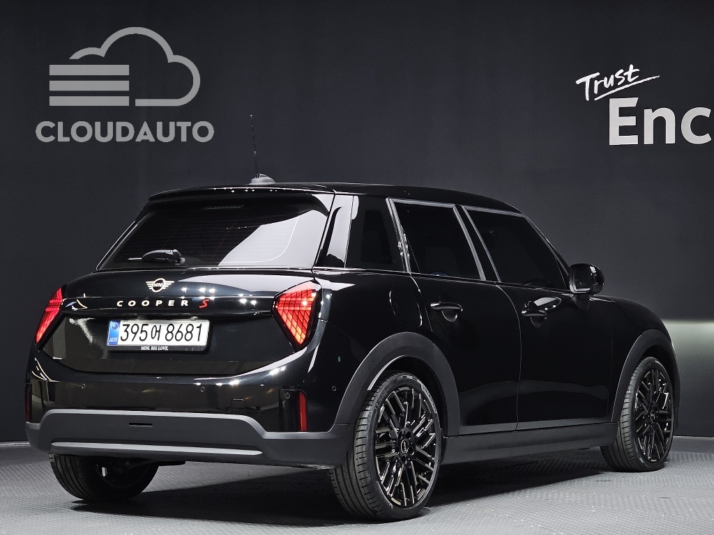2025 MINI Cooper S 5Door - Image 2