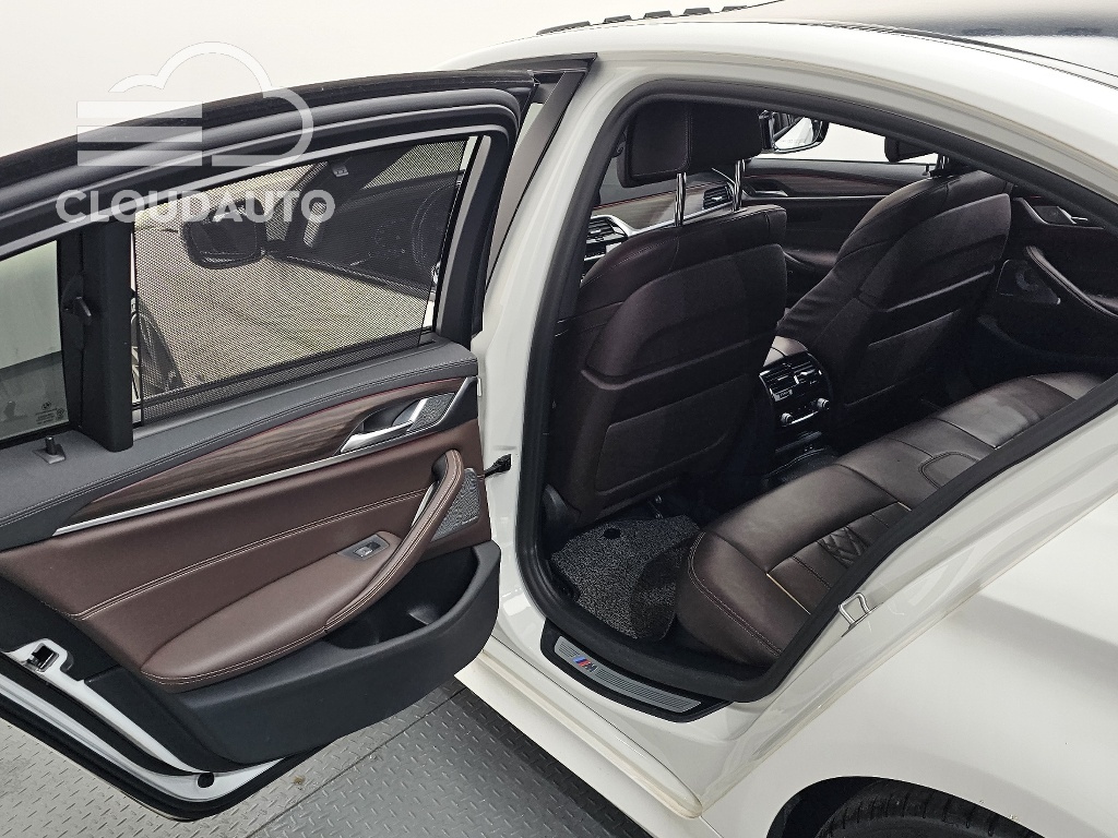2021 BMW 5 Series M550i xDrive - Image 7