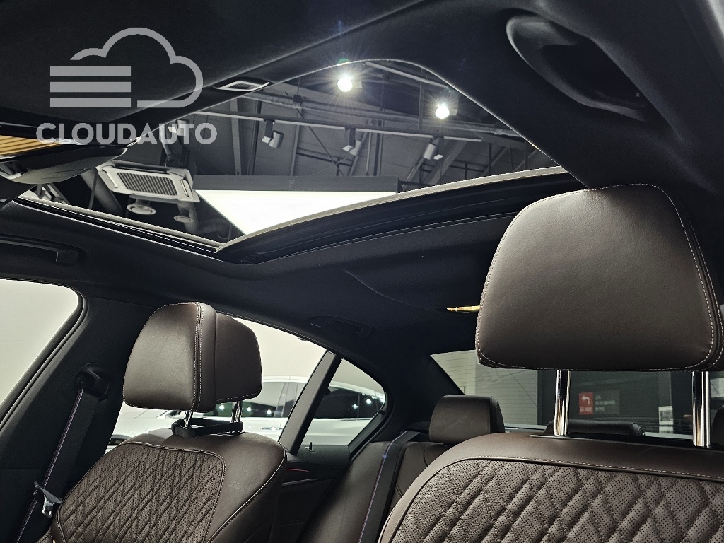 2021 BMW 5 Series M550i xDrive - Image 11