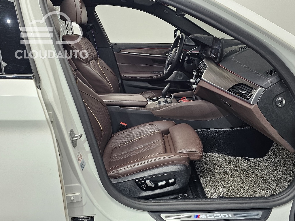 2021 BMW 5 Series M550i xDrive - Image 21