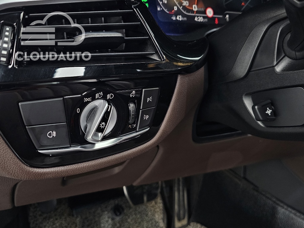 2021 BMW 5 Series M550i xDrive - Image 22