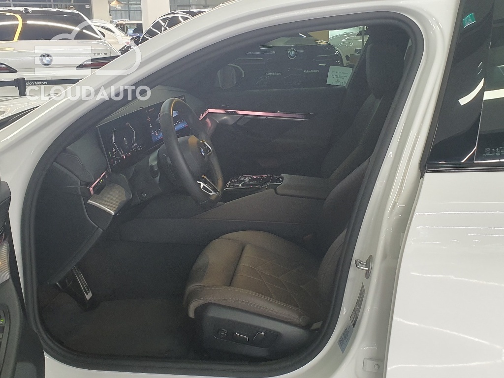 2025 BMW 5 Series 523d M Sports - Image 11