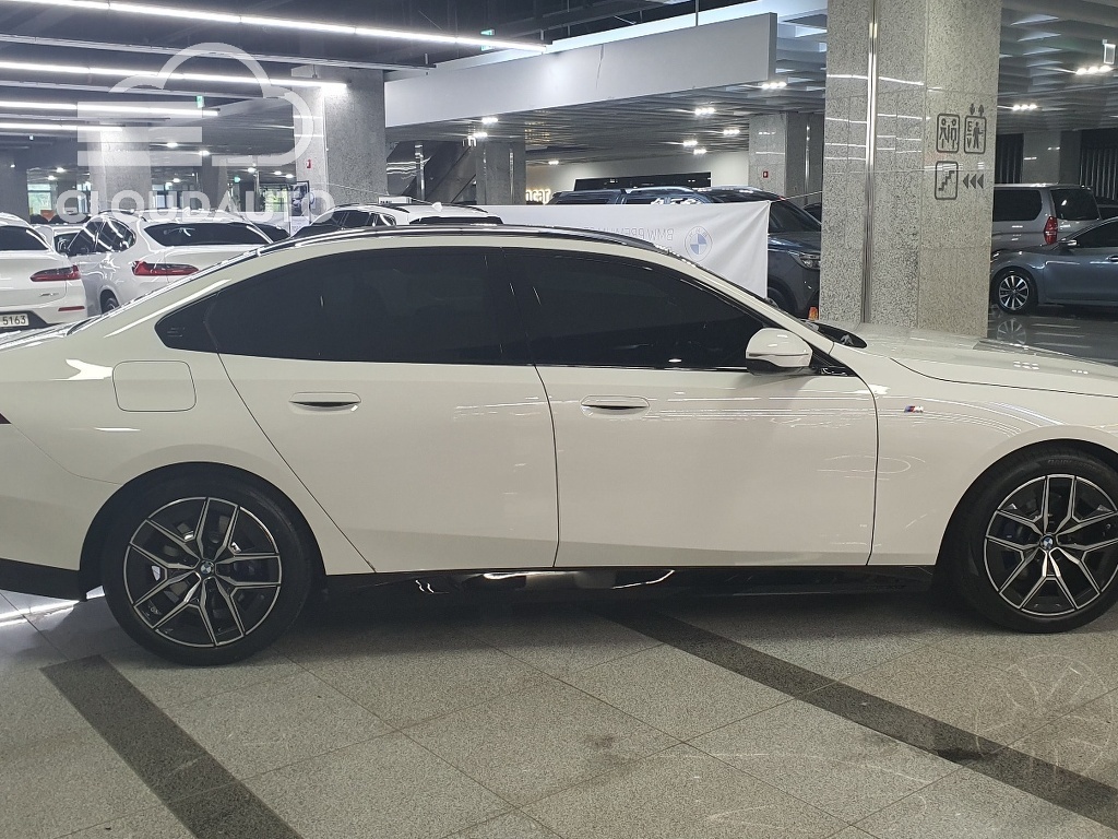 2025 BMW 5 Series 523d M Sports - Image 19