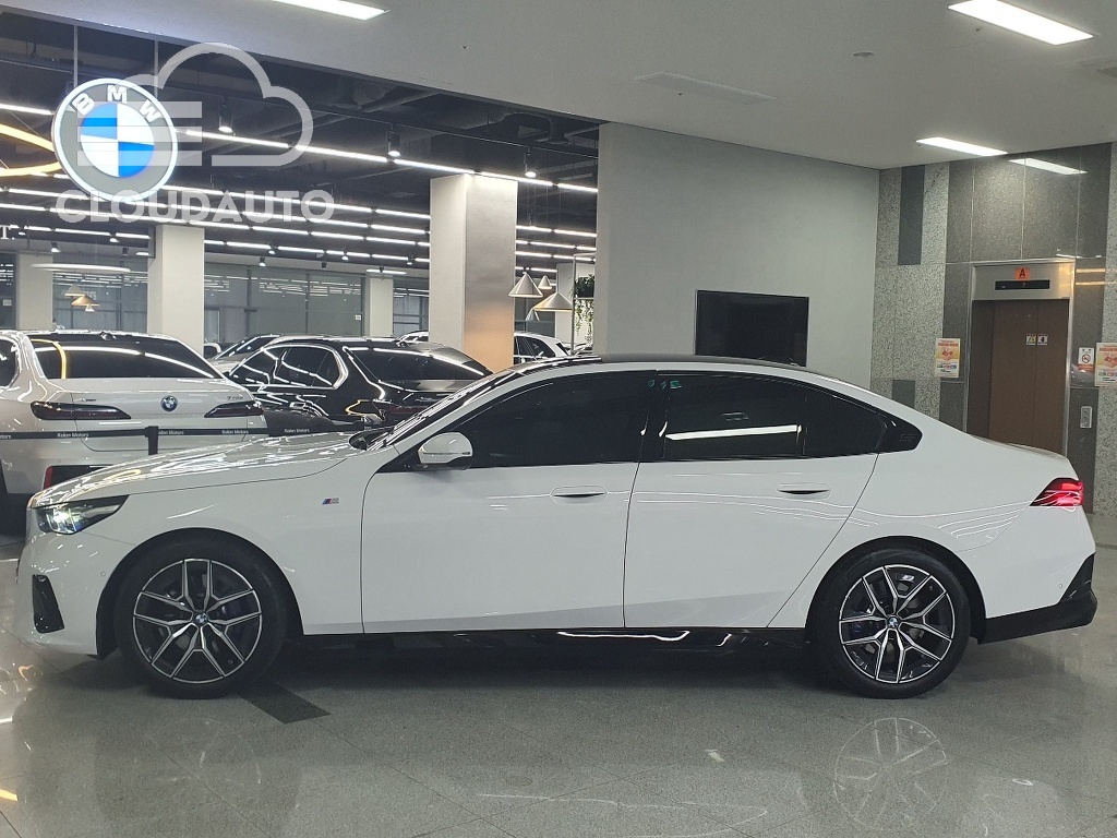 2025 BMW 5 Series 523d M Sports - Image 20