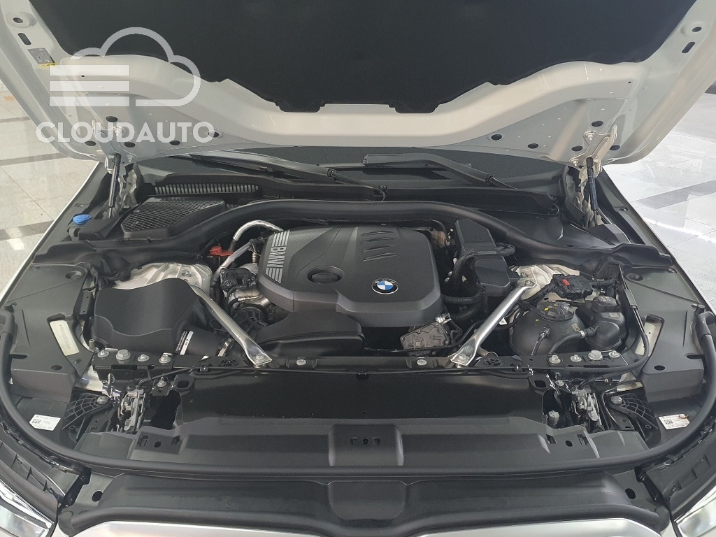 2025 BMW 5 Series 523d M Sports - Image 6